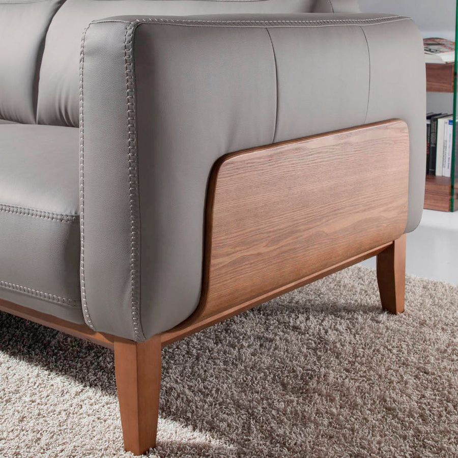 Kortárs, taupe színű bőrrel kárpitozott, diófa furnérral borított, dizájn kanapé.