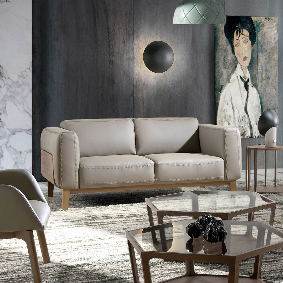 Kortárs, taupe színű bőrrel kárpitozott, diófa furnérral borított, dizájn kanapé.