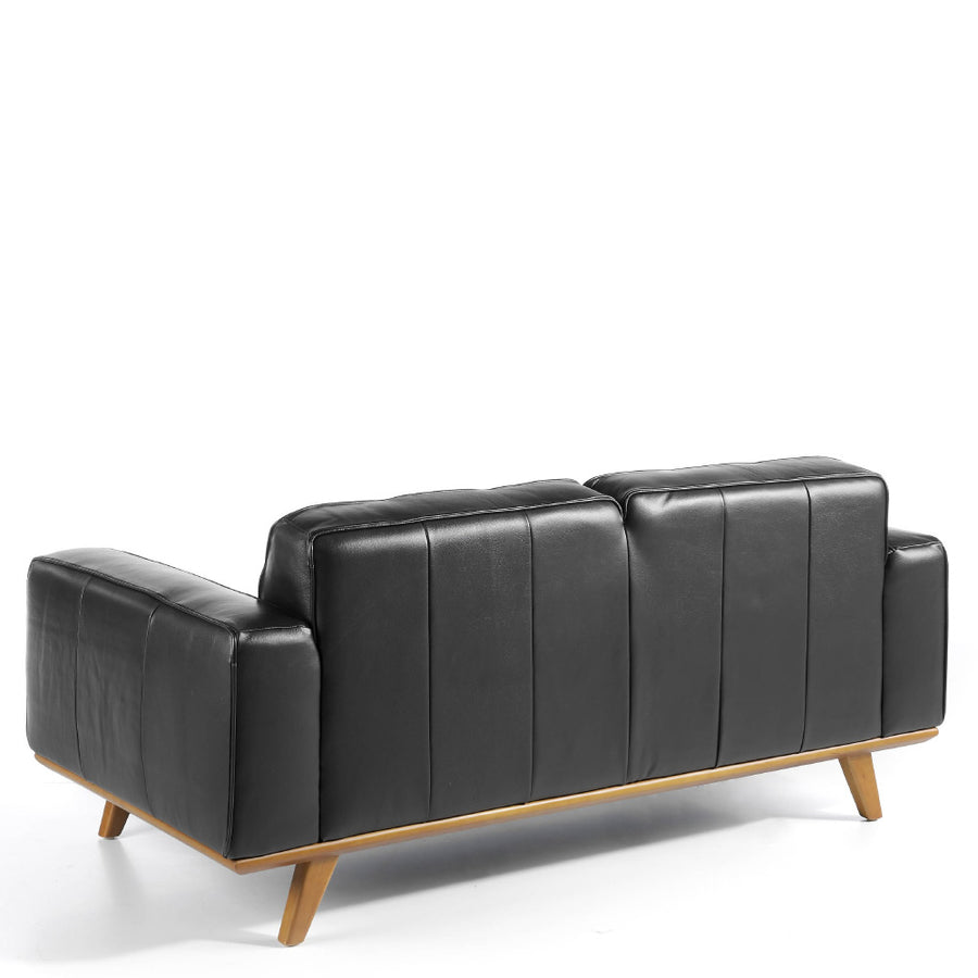 Kortárs stílusú, fekete színű bőrrel kárpitozott, fenyőfaszerkezetes, dizájn kanapé.