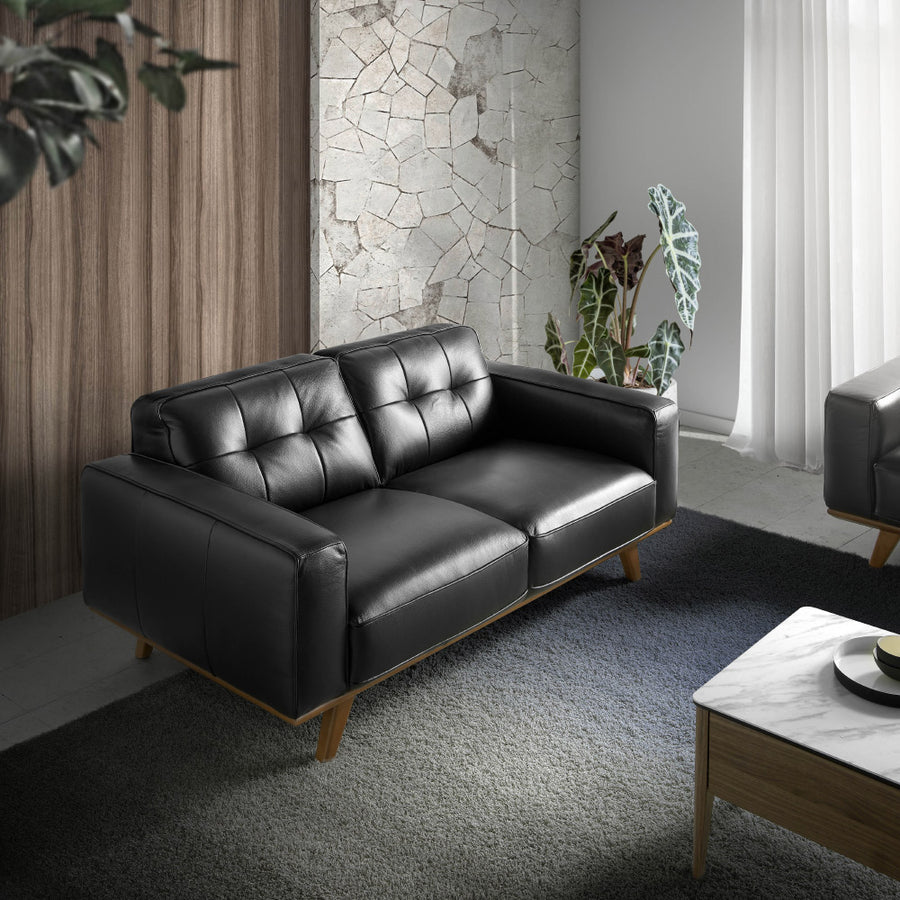 Kortárs stílusú, fekete színű bőrrel kárpitozott, fenyőfaszerkezetes, dizájn kanapé.