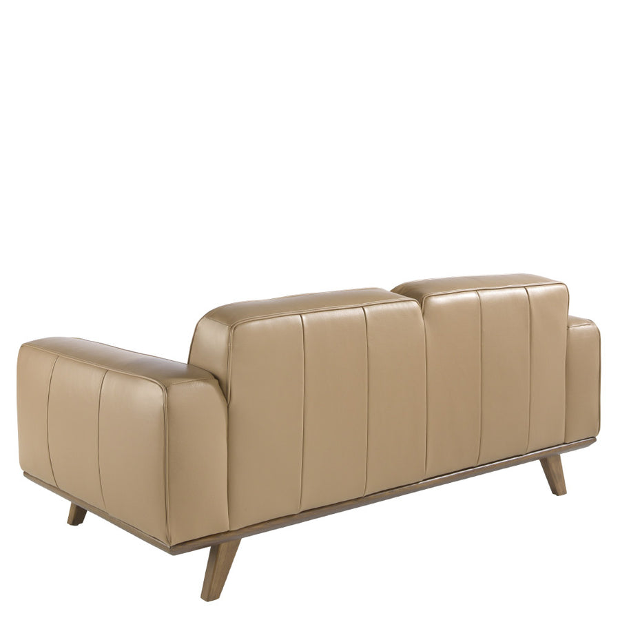 Kortárs, homokszínű bőrrel kárpitozott, fenyőfaszerkezetes, dizájn kanapé.