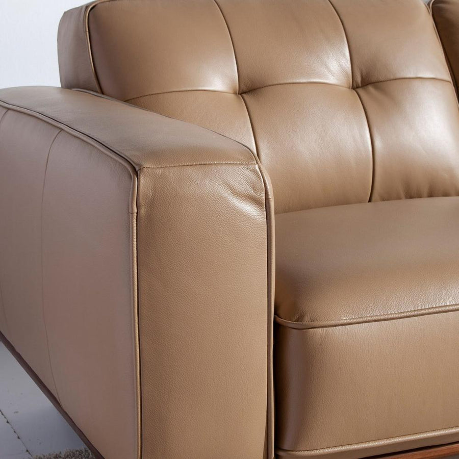 Angel Cerdá steppelt hátpárnás homokszínű valódi bőr kanapé részlet