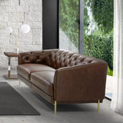 Kortárs stílusú, konyakszínű bőrrel kárpitozott, dizájn kanapé aranyszínű lábakkal.