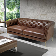 Kortárs stílusú, konyakszínű bőrrel kárpitozott, dizájn kanapé aranyszínű lábakkal.