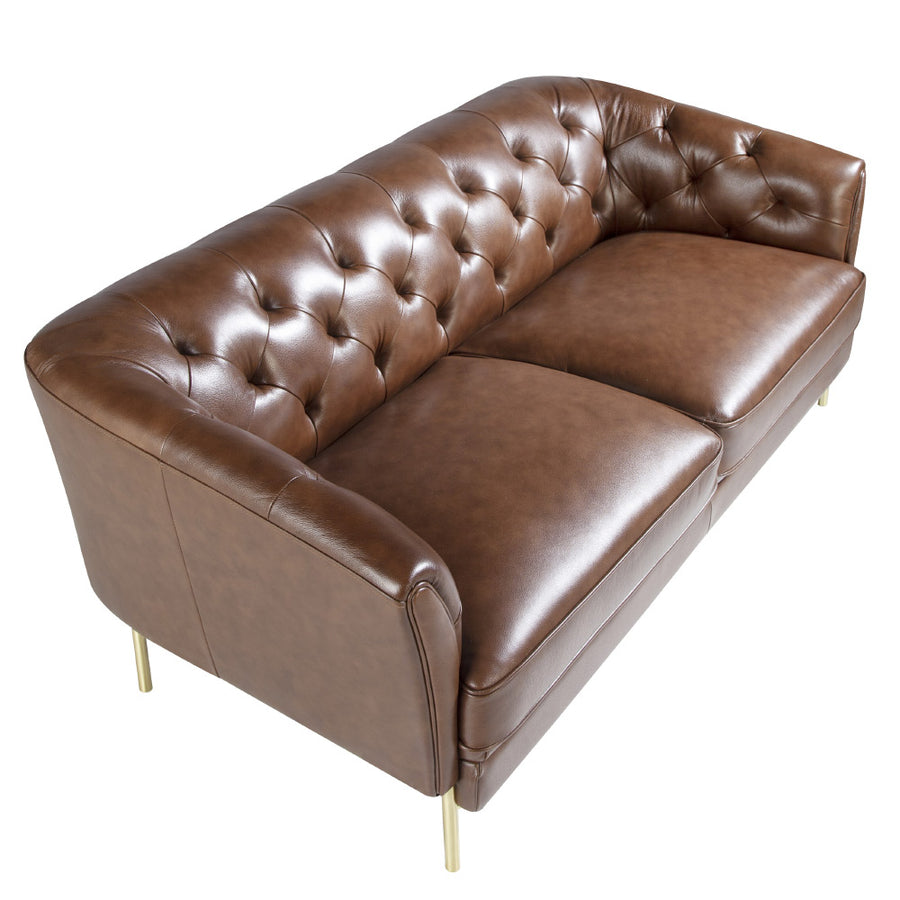 Kortárs stílusú, konyakszínű bőrrel kárpitozott, dizájn kanapé aranyszínű lábakkal.