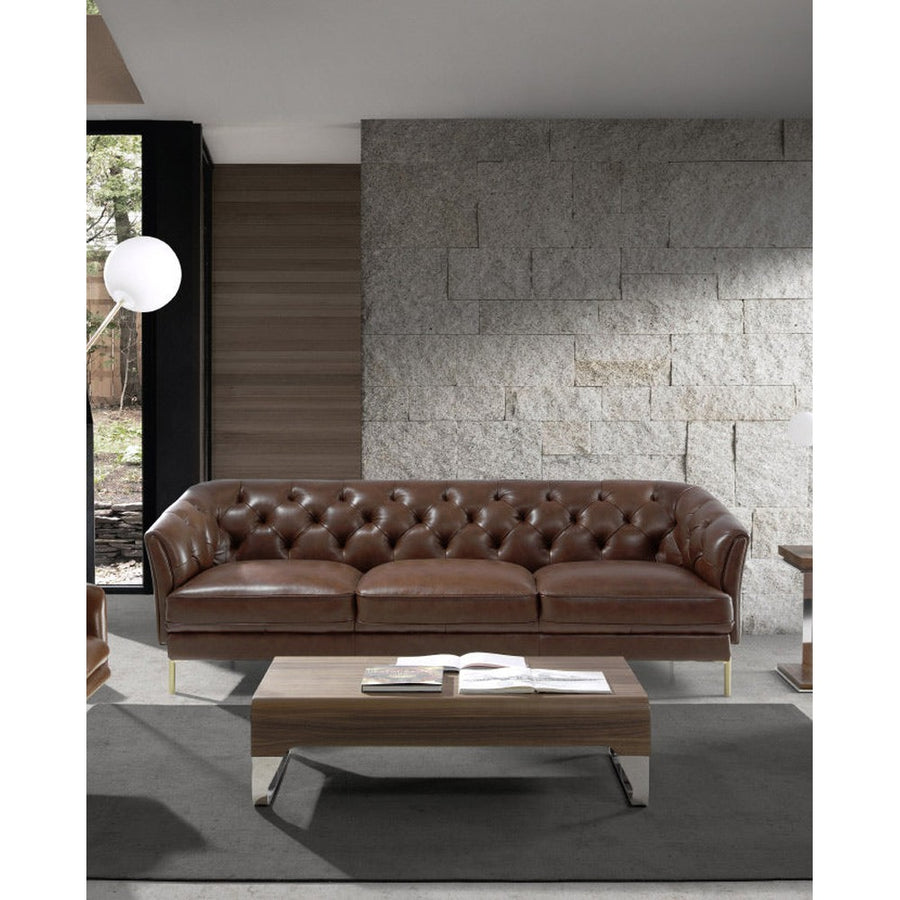 Kortárs stílusú, konyakszínű bőrrel kárpitozott, dizájn kanapé aranyszínű lábakkal.