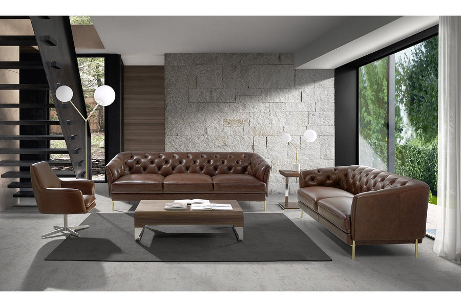 Kortárs stílusú, konyakszínű bőrrel kárpitozott, dizájn kanapé aranyszínű lábakkal.