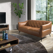 Kortárs, agyagbarna színű bőrrel kárpitozott, dizájn kanapé acéllábakkal.