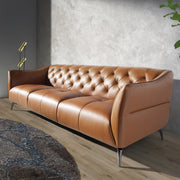 Kortárs, agyagbarna színű bőrrel kárpitozott, dizájn kanapé acéllábakkal.