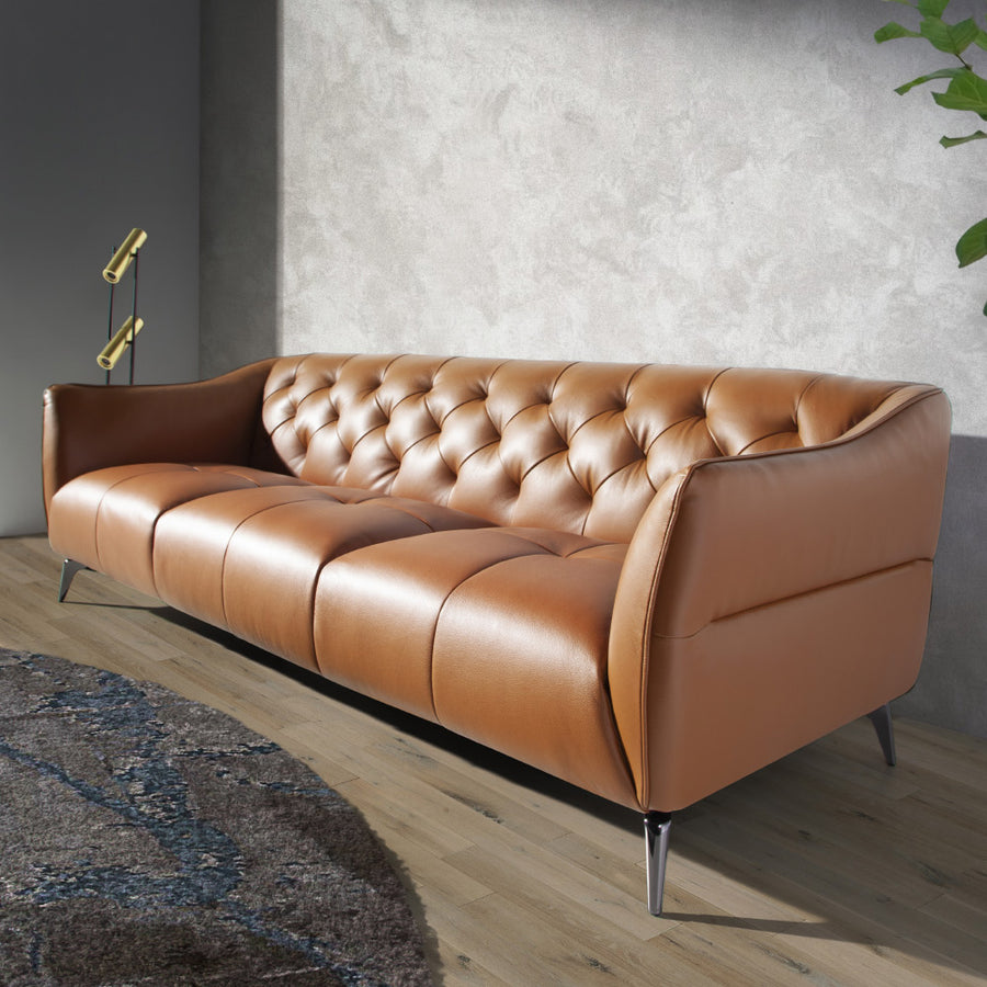 Kortárs, agyagbarna színű bőrrel kárpitozott, dizájn kanapé acéllábakkal.