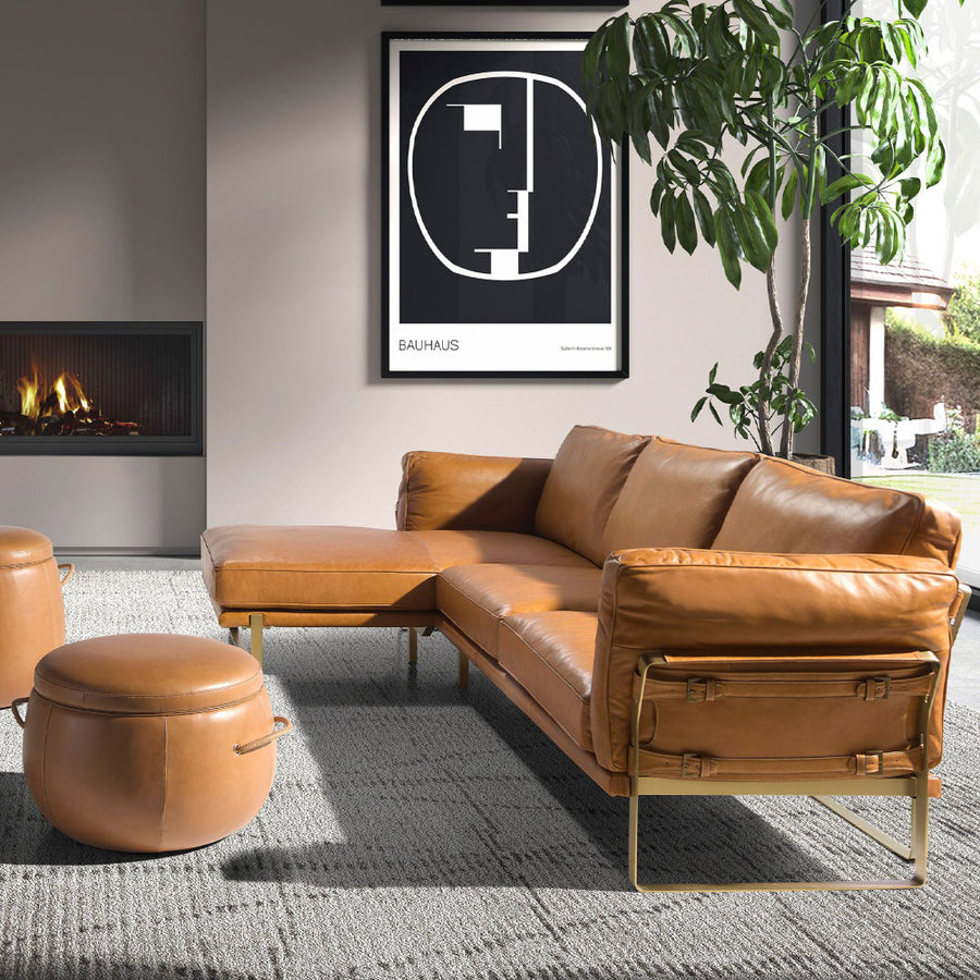 Loft stílusú, karamell színű  bőrrel kárpitozott sarokkanapé aranyszínű acél lábakkal