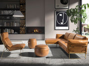 Loft stílusú, karamell színű  bőrrel kárpitozott sarokkanapé aranyszínű acél lábakkal