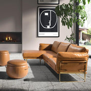 Karamellszínű bőr sarokkanapé modern nappali enteriőrben