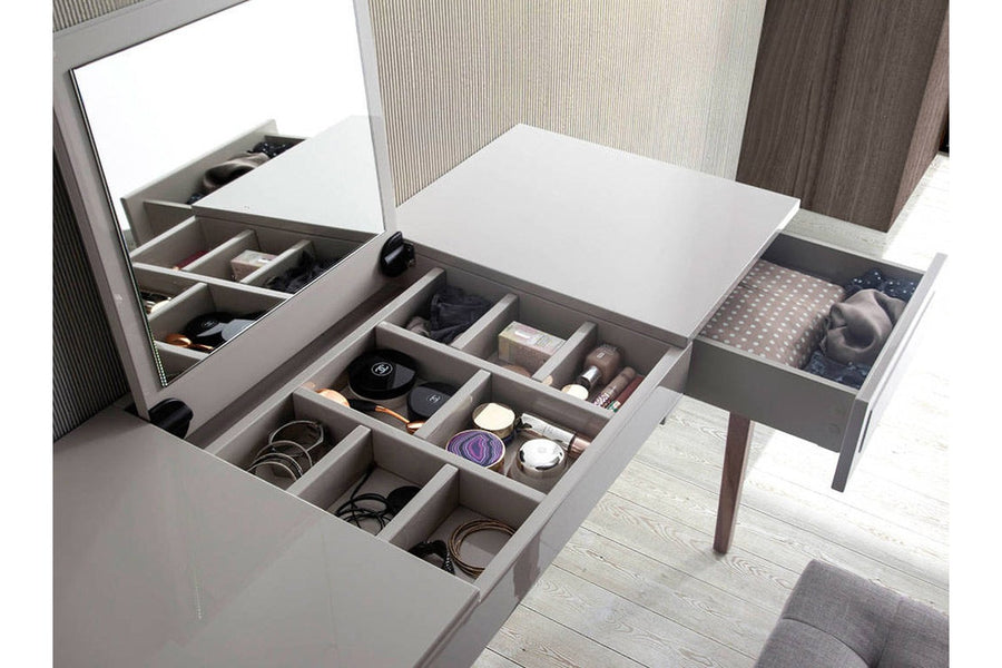 Kortárs stílusú, törtfehér színű fésülködőasztal, diófa lábakkal, tükörrel és ékszerdobozzal.