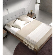 Kortárs stílusú, fenyőfából készült, diófa furnérral borított, dizájn franciaágy párnázott fejtámlával.