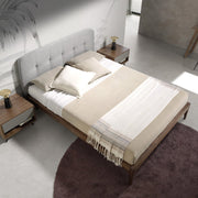 Kortárs stílusú, fenyőfából készült, diófa furnérral borított, dizájn franciaágy párnázott fejtámlával.