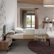 Kortárs stílusú, fenyőfából készült, diófa furnérral borított, dizájn franciaágy párnázott fejtámlával.