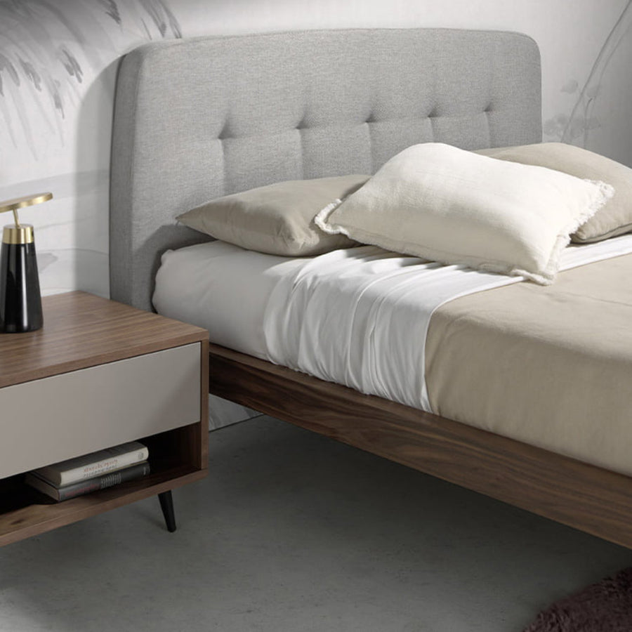 Kortárs stílusú, fenyőfából készült, diófa furnérral borított, dizájn franciaágy párnázott fejtámlával.