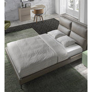 Kortárs stílusú, fenyőfavázas, taupe színű műbőrrel kárpitozott dizájn franciágy.