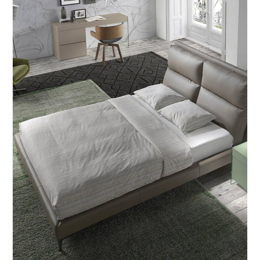 Kortárs stílusú, fenyőfavázas, taupe színű műbőrrel kárpitozott dizájn franciágy.