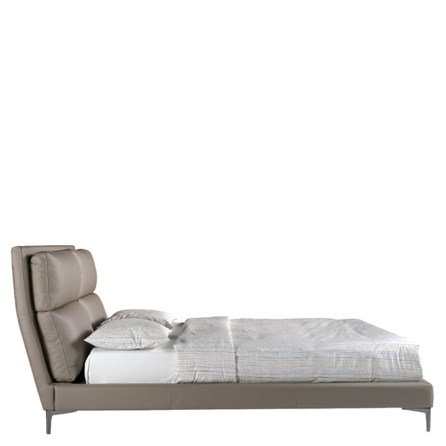 Kortárs stílusú, fenyőfavázas, taupe színű műbőrrel kárpitozott dizájn franciágy.