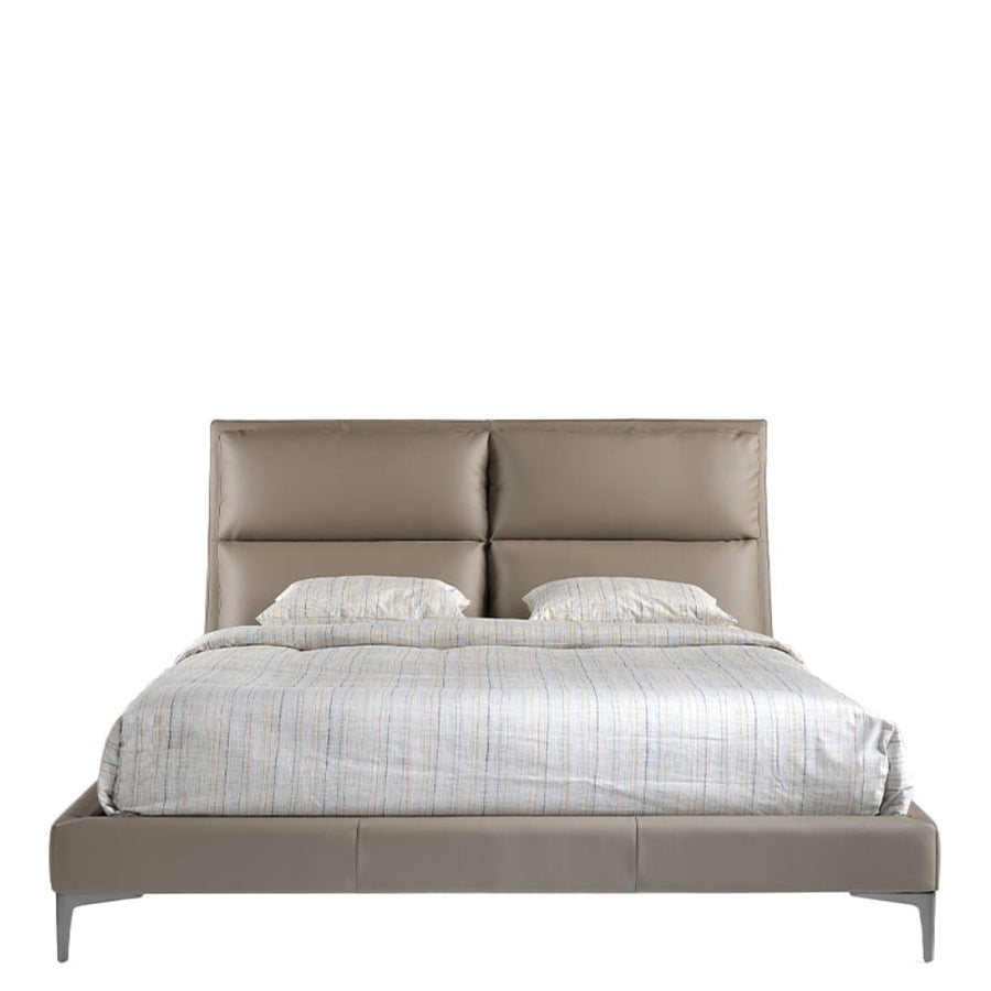 Kortárs stílusú, fenyőfavázas, taupe színű műbőrrel kárpitozott dizájn franciágy.