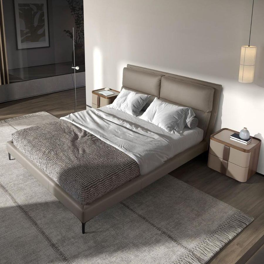 Taupe műbőr design franciaágy modern hálószobai enteriőrben