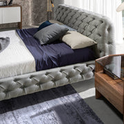 Kortárs stílusú, fenyőfavázas, szürke színű, szövettel kárpitozott dizájn franciágy