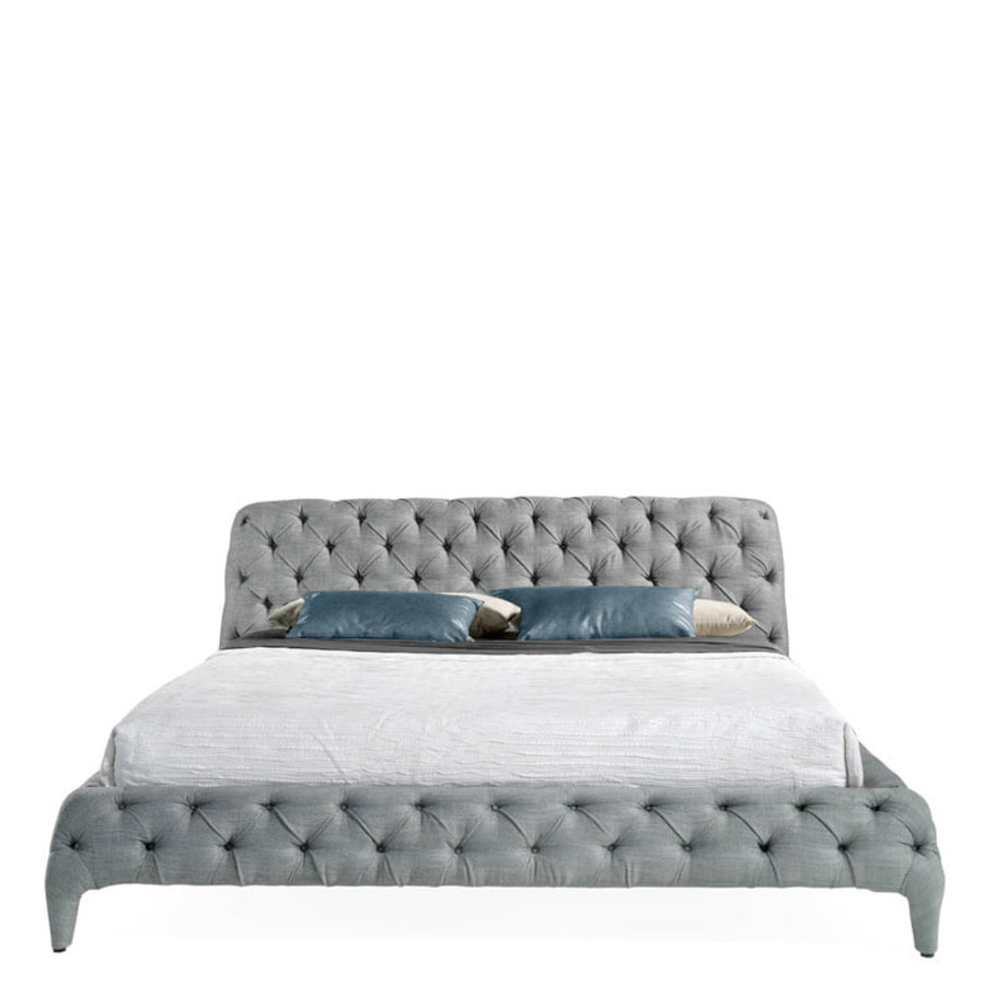 Kortárs stílusú, fenyőfavázas, szürke színű, szövettel kárpitozott dizájn franciágy