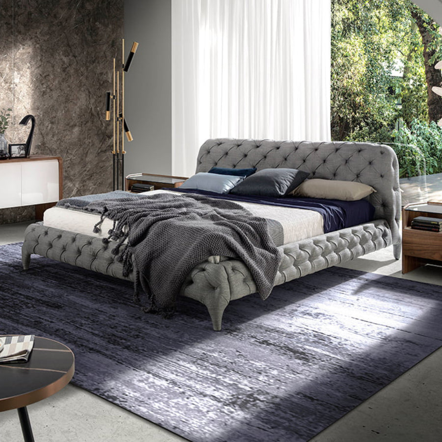 Kortárs stílusú, fenyőfavázas, szürke színű, szövettel kárpitozott dizájn franciágy