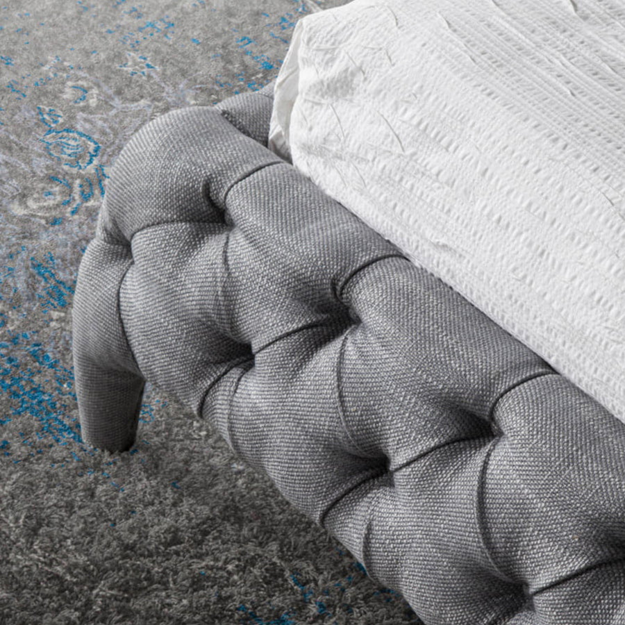 Kortárs stílusú, fenyőfavázas, szürke színű, szövettel kárpitozott dizájn franciágy