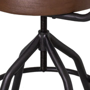 A Factory kollekció bárszékének autentikus, menetes ülésmagasság szabályzója.