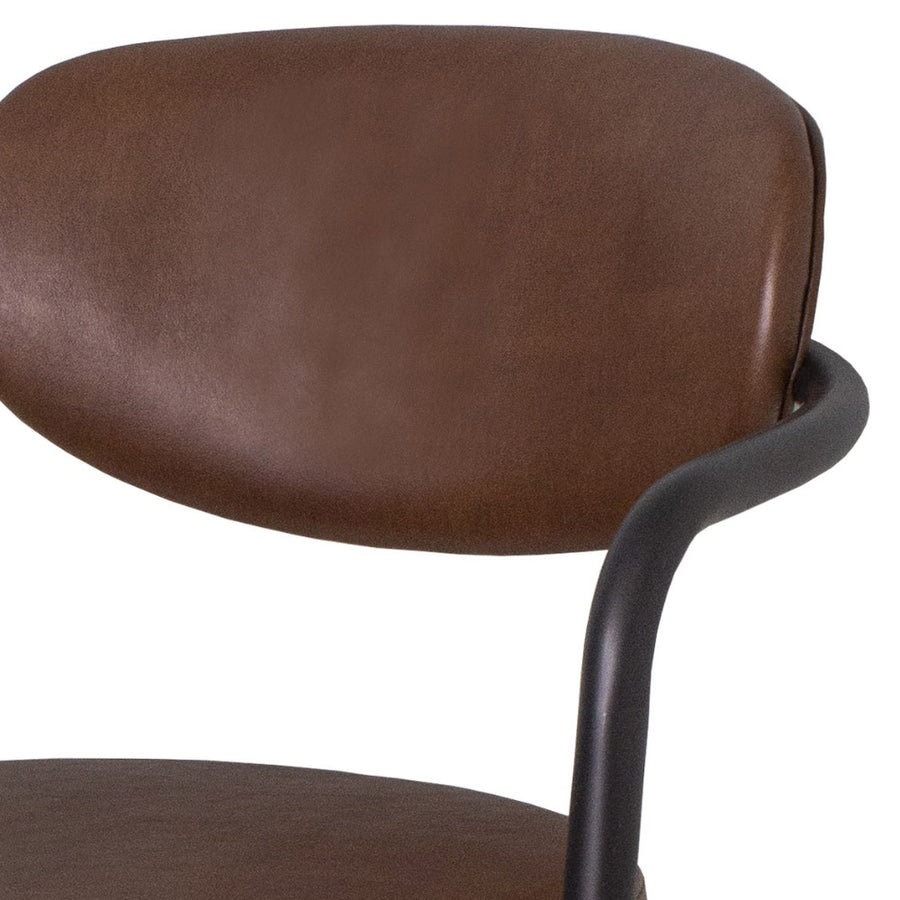 Barna műbőrrel kárpitozott háttámla, részletfotó. Factory kollekció.