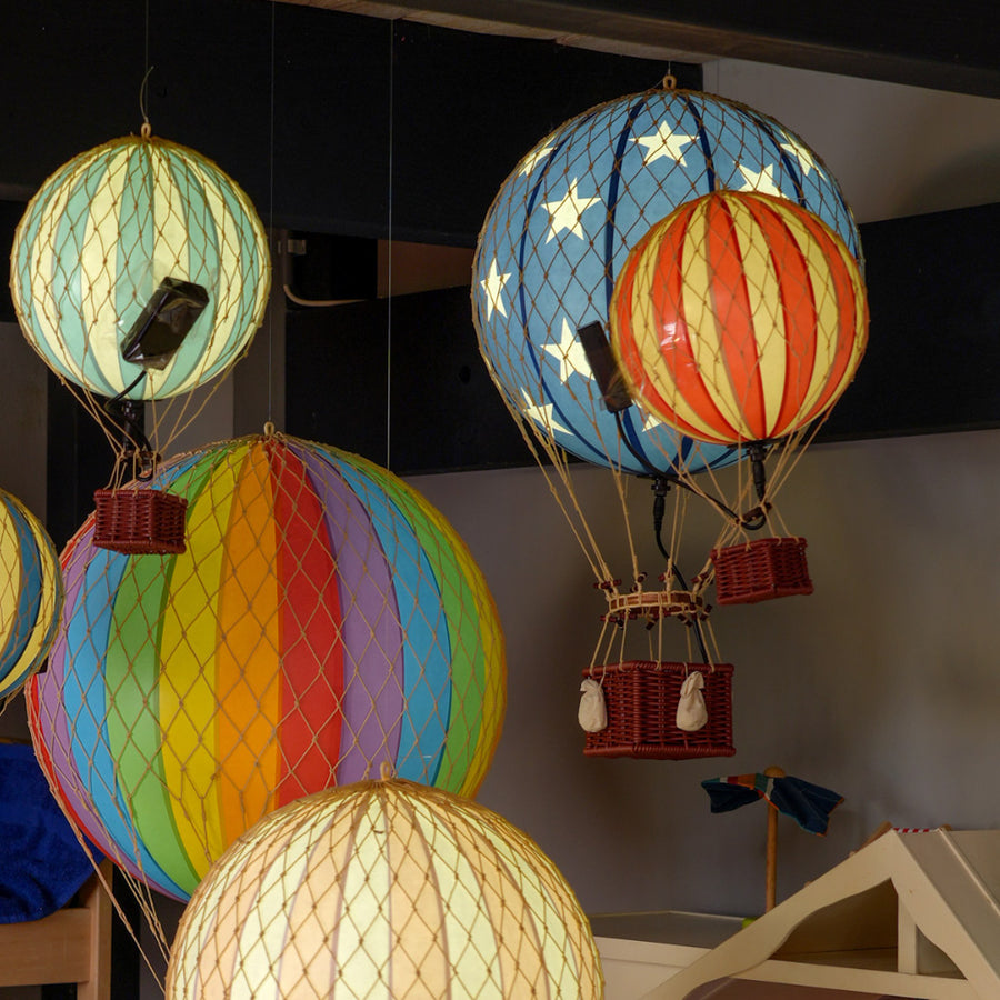 Vintage stílusú, piros-bézs színű, LED-es hőlégballon gyerekszobában.