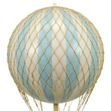Vintage stílusú, függeszthető kialakítású, világoskék-fehér színű dekorációs hőlégballon