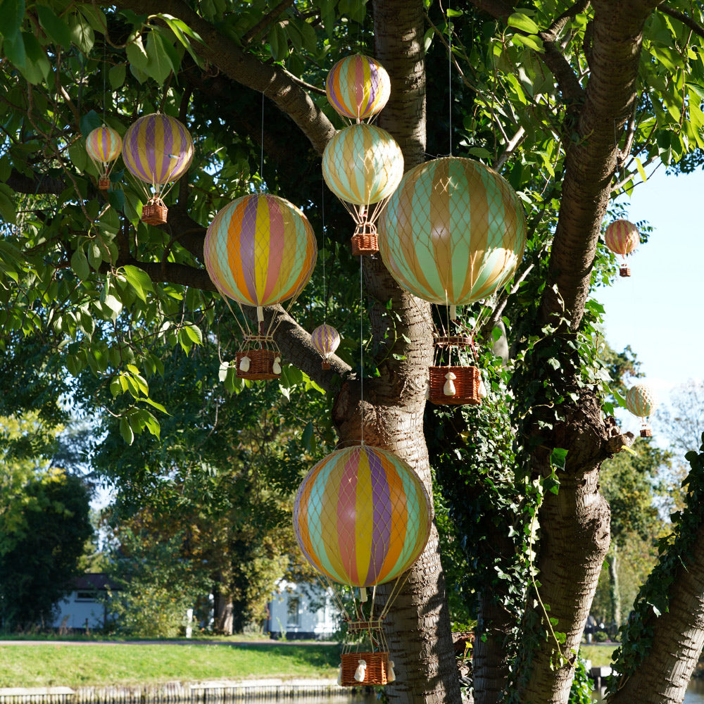 Vintage stílusú, függeszthető, pasztell szivárványszínű dekorációs hőlégballon