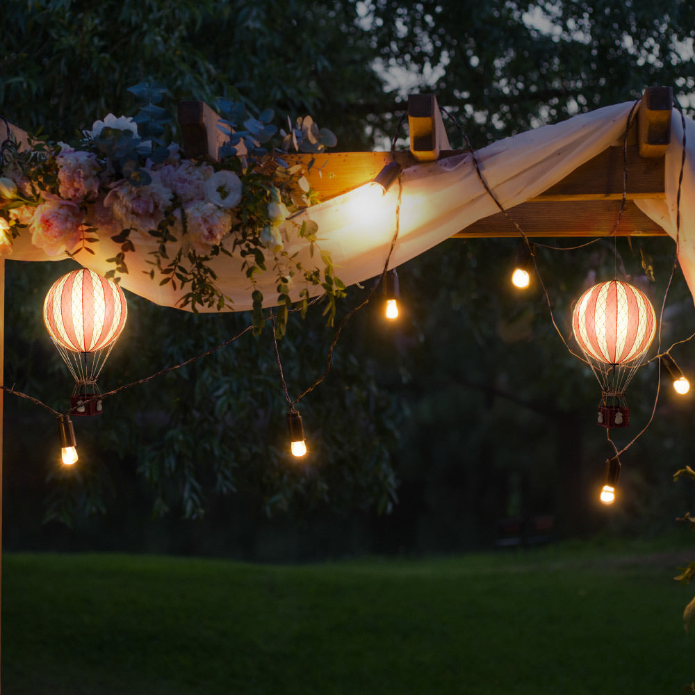 Vintage stílusú, piros-bézs színű, LED-es hőlégballon esküvői dekorációként..