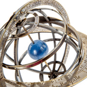 Vintage stílusú, antikolt bronzszínű, fém, dekorációs armilláris gömb talapzaton