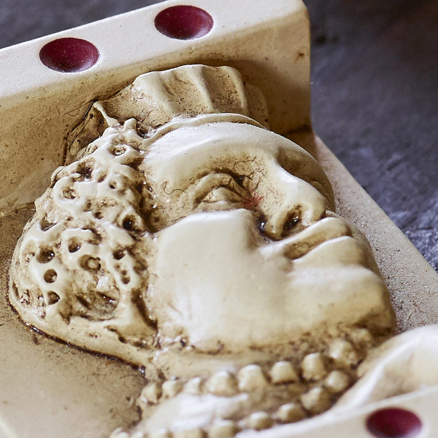 28 db-os, műgyantából készült, elefántcsontszínű, reneszánsz dominójáték replika fatálcán