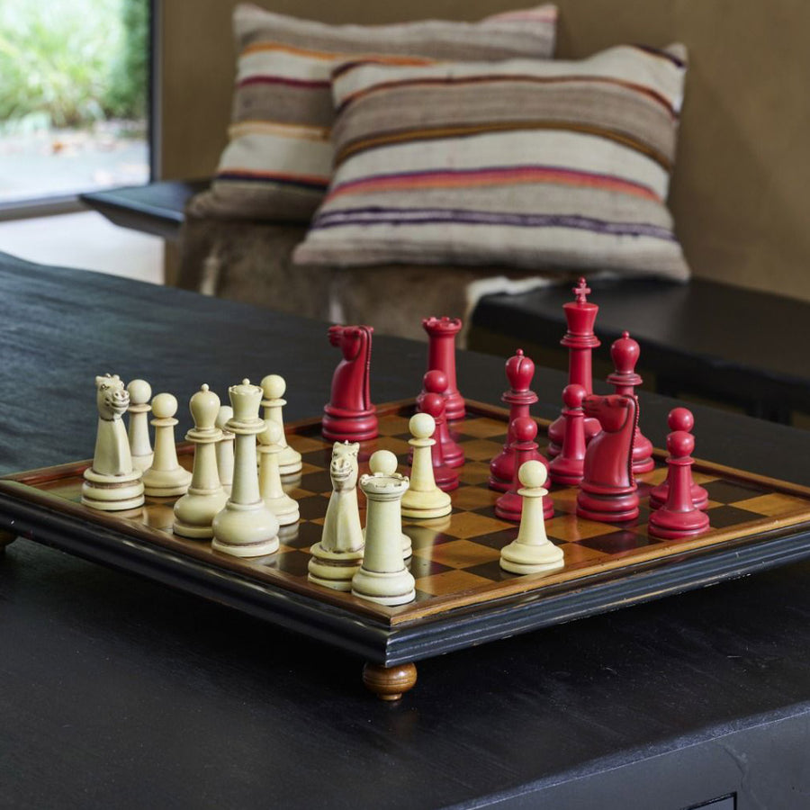 32 darabos, vintage stílusú, műanyagból készült, vörös és elefántcsontszínű, Staunton sakkfigura készlet replika.