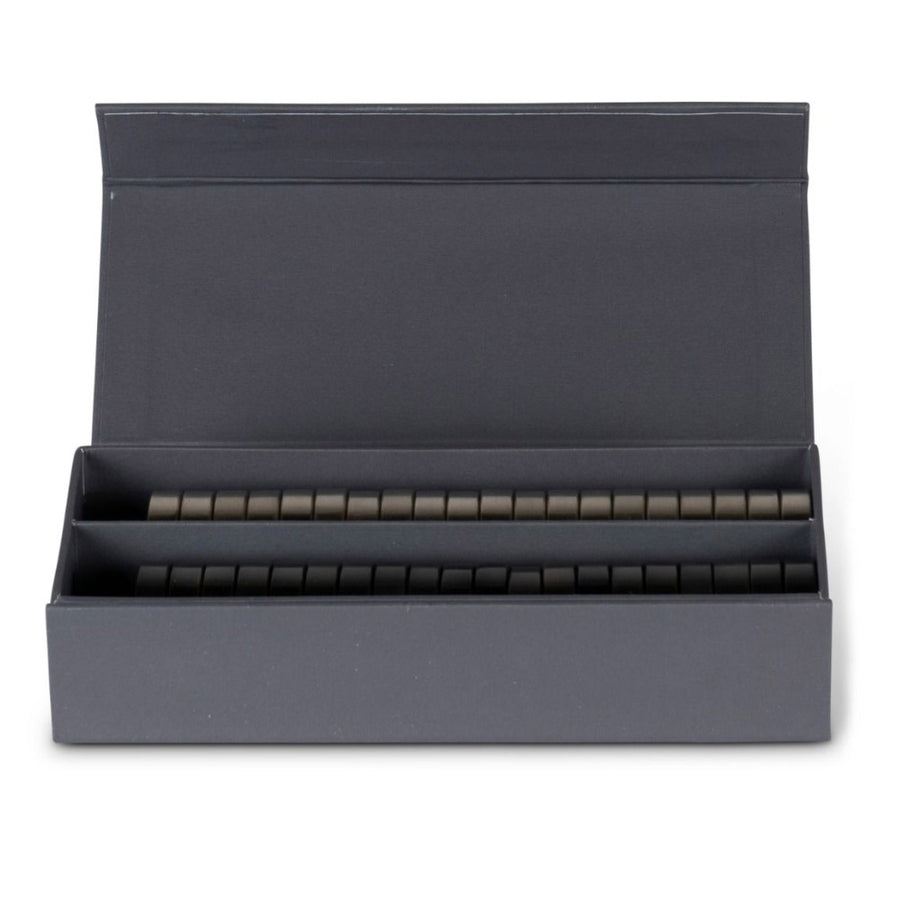 40 darabos, vintage stílusú, műgyantából készült, vörös és elefántcsontszínű dámajáték korong készlet díszdobozban.