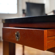 Többfunkciós cseresznyefa játékasztal, dohányzóasztal cserélhető játéktábla-lapokkal.