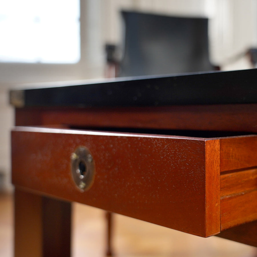 Többfunkciós cseresznyefa játékasztal, dohányzóasztal cserélhető játéktábla-lapokkal.