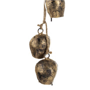 Antik arany kolompfüzér részletfotó – texturált fémfelület és kolompforma