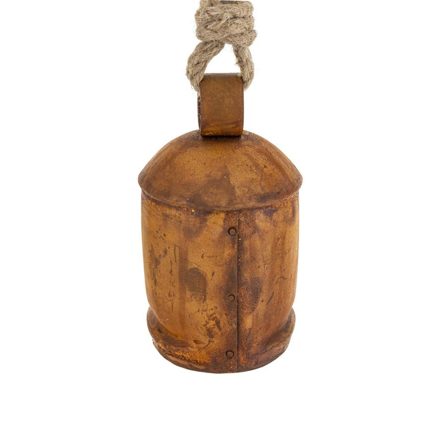 Farmhouse stílusú fém harang – részletfotó, texturált felület és szegecsek