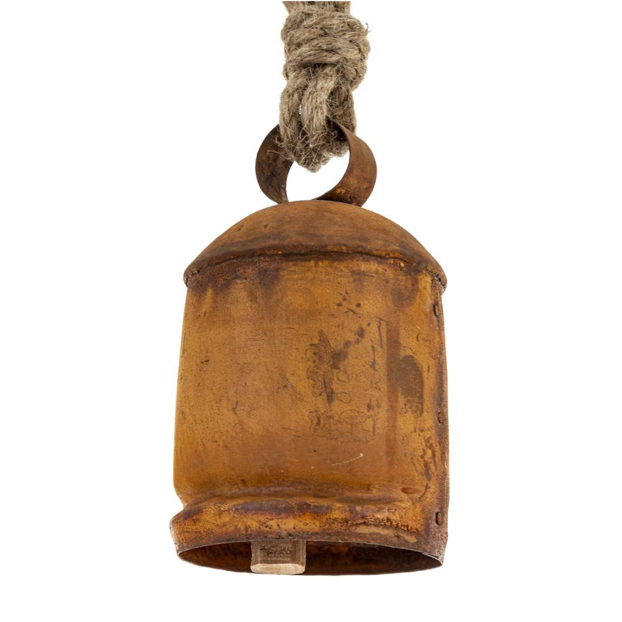 Fa nyelvvel készült karácsonyi fémharang – közelkép a harangtestről