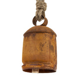 Fa nyelvvel készült karácsonyi fémharang – közelkép a harangtestről