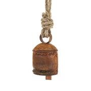 Farmhouse stílusú fém harang – részletfotó, texturált felület és szegecsek