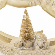 LED-es minifenyő, arany ajándékdobozok és mackó részletképe a Shiny hintaló dekoráció talpán.