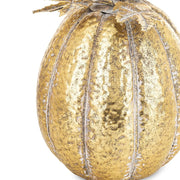 Antik aranyszínű, kalapált felületű fém dísztök oldalsó részlete – textúrált felület közelről